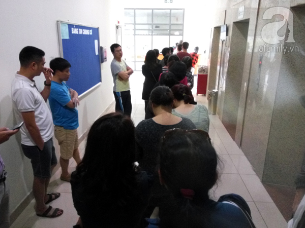 Hà Nội: Cư dân ngao ngán chờ hơn 1 giờ đồng hồ để nộp tiền điện nước tại chung cư - Ảnh 9.