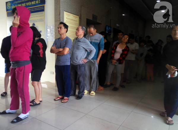 Hà Nội: Cư dân ngao ngán chờ hơn 1 giờ đồng hồ để nộp tiền điện nước tại chung cư - Ảnh 1.