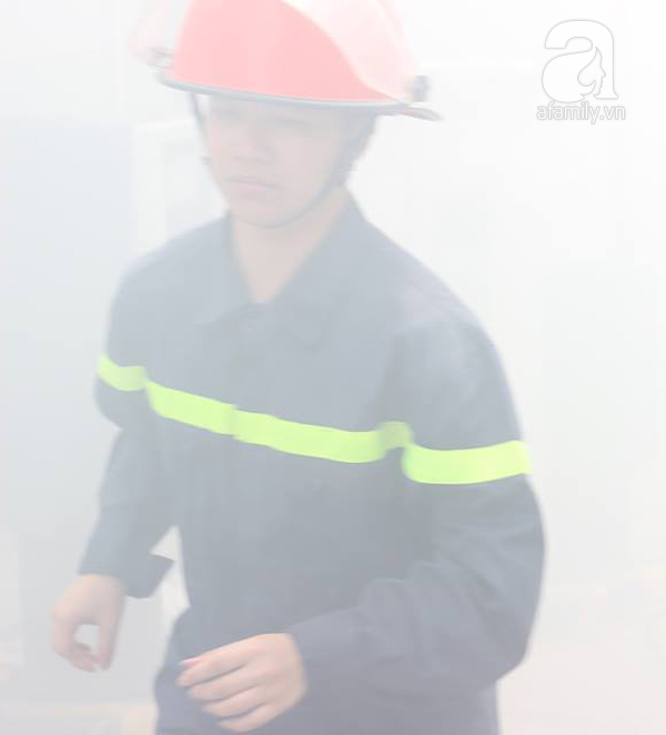Dân văn phòng tá hỏa chạy thoát khỏi đám cháy giả định tại tòa nhà cao thứ 2 Việt Nam - Ảnh 1. Dân văn phòng tá hỏa chạy thoát khỏi đám cháy giả định tại tòa nhà cao thứ 2 Việt Nam - Ảnh 1.