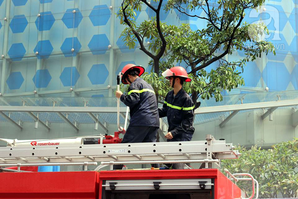  Dân văn phòng tá hỏa chạy thoát khỏi đám cháy giả định tại tòa nhà cao thứ 2 Việt Nam - Ảnh 8.