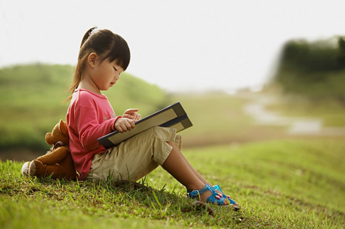 Dù trẻ đã biết đọc, bố mẹ vẫn nên đọc sách cho con nghe vì những lợi ích sau - Ảnh 2.