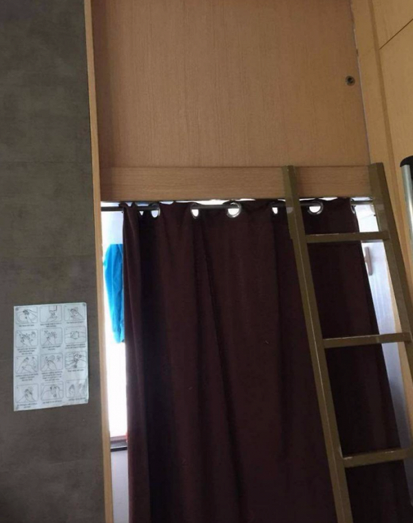 Số phận người giúp việc ở Hong Kong: ngủ trong nhà vệ sinh, trên nóc tủ lạnh - Ảnh 1.