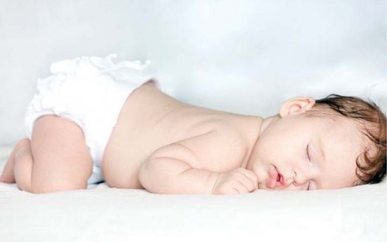 Những sai lầm có thể dẫn đến cái chết của trẻ sơ sinh trong phòng ngủ bố mẹ cần biết - Ảnh 2.