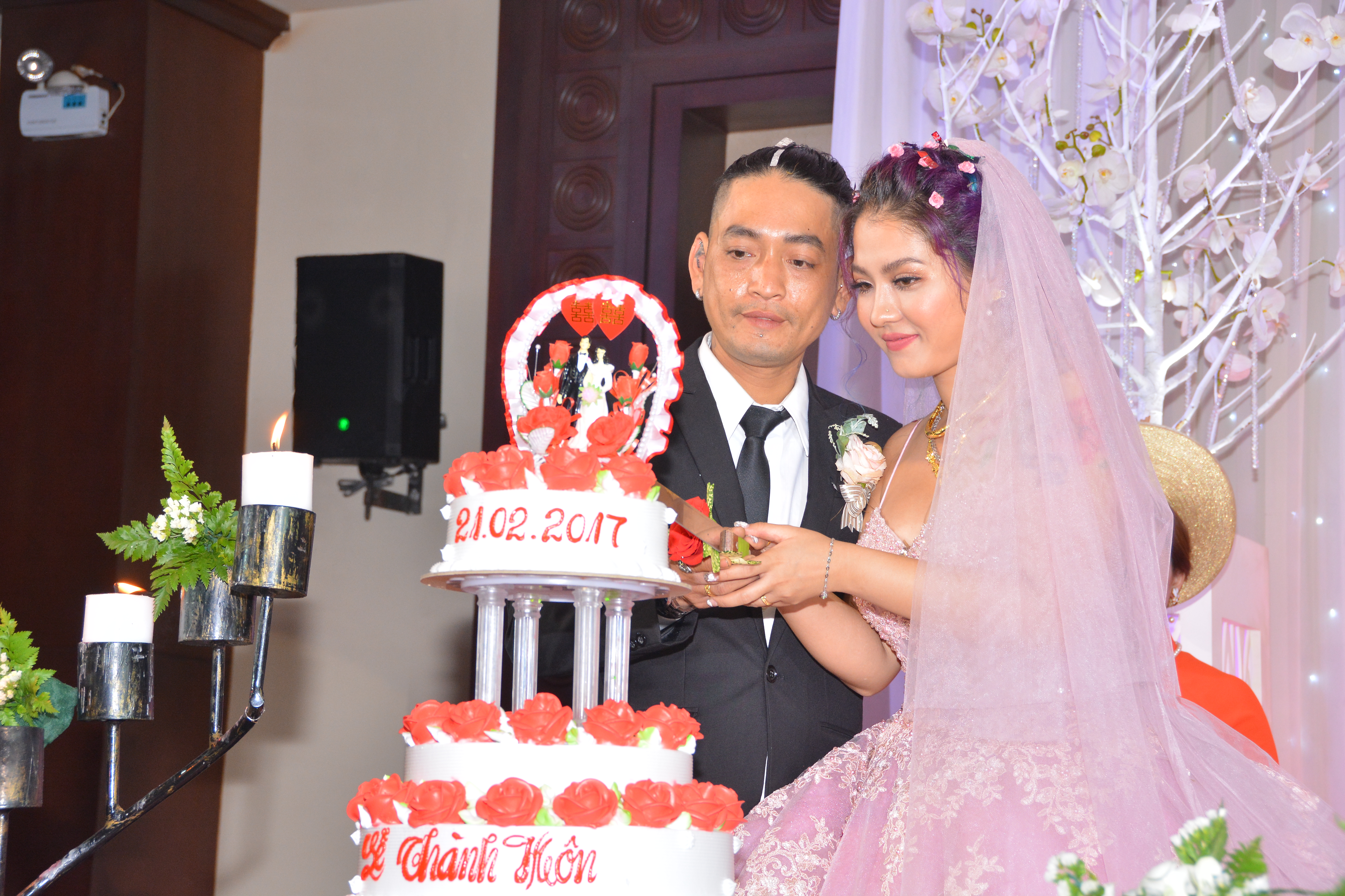 Chuyện tình xúc động phía sau đám cưới có cô dâu chú rể và dàn 