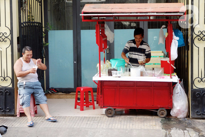 Sự thật sau tin đồn ông Tư chảnh nhất Sài Gòn bị thu xe chè vì lấn vỉa hè, phải rúm ró ngồi bán rong - Ảnh 1.