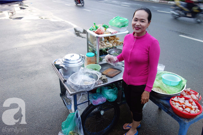 Chị bán bánh ướt lề đường dễ thương nhất Sài Gòn: Buồn hay vui cũng hết một ngày, thôi chọn vui cho sướng - Ảnh 13.