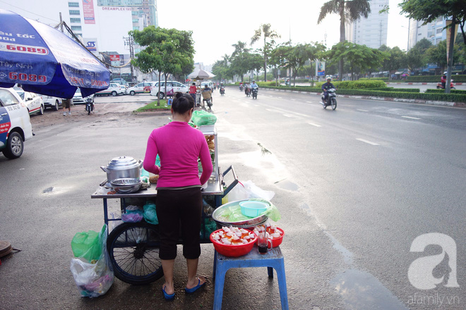 Chị bán bánh ướt lề đường dễ thương nhất Sài Gòn: Buồn hay vui cũng hết một ngày, thôi chọn vui cho sướng - Ảnh 10.