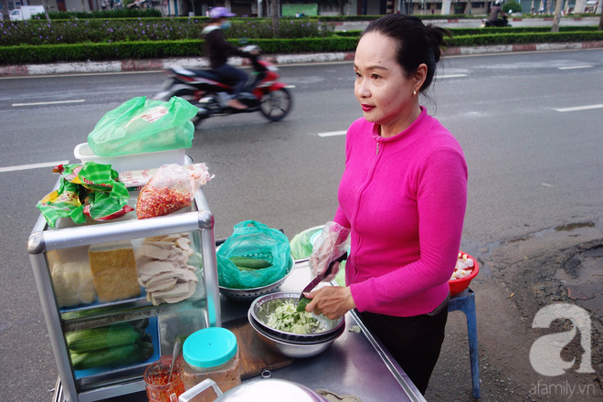 Chị bán bánh ướt lề đường dễ thương nhất Sài Gòn: Buồn hay vui cũng hết một ngày, thôi chọn vui cho sướng - Ảnh 9.