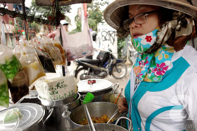 Chiều mát rượi đi ăn chè 22 món, nghe cô Lộc kể chuyện hơn 40 năm giữ xe chè chỉ để... trả ơn Sài Gòn - Ảnh 5.