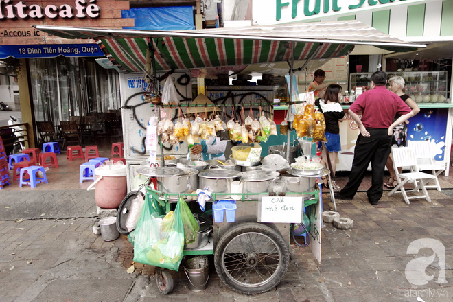 Chiều mát rượi đi ăn chè 22 món, nghe cô Lộc kể chuyện hơn 40 năm giữ xe chè chỉ để... trả ơn Sài Gòn - Ảnh 1.