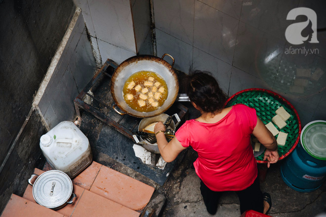 Khám phá hàng cháo lòng đậu xanh 30 năm tuổi trên phố Lò Sũ, nắng hay mưa vẫn đông nghẹt khách - Ảnh 7.