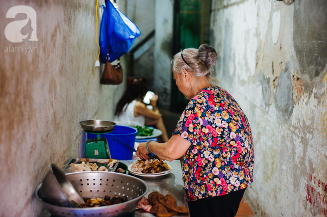 Khám phá hàng cháo lòng đậu xanh 30 năm tuổi trên phố Lò Sũ, nắng hay mưa vẫn đông nghẹt khách - Ảnh 2.