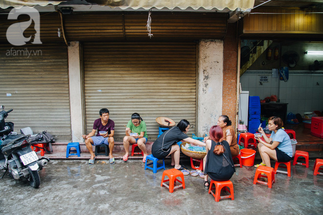 Hàng nộm bò khô không tên phố Gầm Cầu khiến người Hà Nội nghiện suốt 30 năm - Ảnh 1.