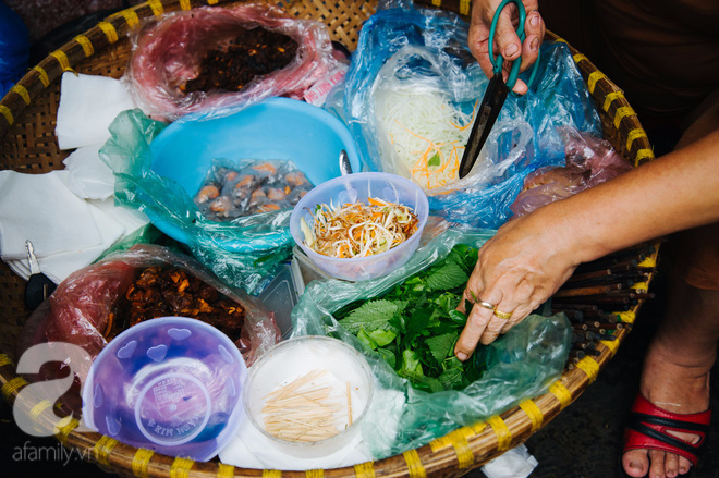 Hàng nộm bò khô không tên phố Gầm Cầu khiến người Hà Nội nghiện suốt 30 năm - Ảnh 3.