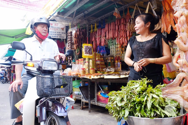 Sài Gòn ngày nắng cháy da, cô Ick Bư và sạp hàng khô bé xíu xiu nổi danh nhất chợ Hồ Thị Kỷ - Ảnh 1.
