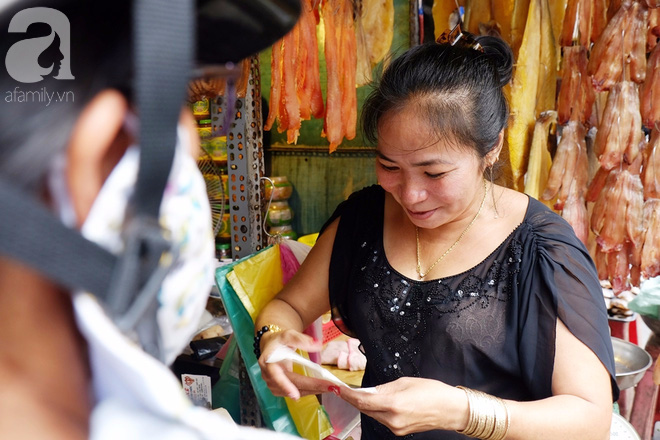 Sài Gòn ngày nắng cháy da, cô Ick Bư và sạp hàng khô bé xíu xiu nổi danh nhất chợ Hồ Thị Kỷ - Ảnh 6.