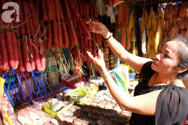 Sài Gòn ngày nắng cháy da, cô Ick Bư và sạp hàng khô bé xíu xiu nổi danh nhất chợ Hồ Thị Kỷ - Ảnh 4.