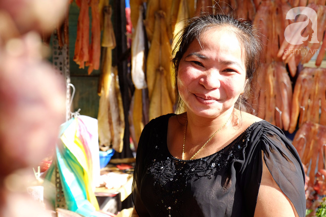 Sài Gòn ngày nắng cháy da, cô Ick Bư và sạp hàng khô bé xíu xiu nổi danh nhất chợ Hồ Thị Kỷ - Ảnh 2.