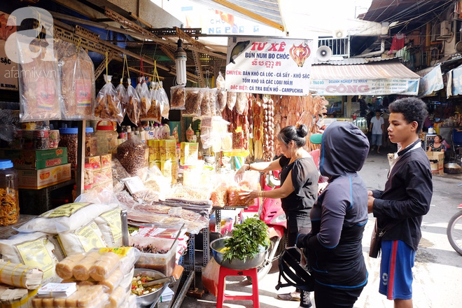 Sài Gòn ngày nắng cháy da, cô Ick Bư và sạp hàng khô bé xíu xiu nổi danh nhất chợ Hồ Thị Kỷ - Ảnh 14.