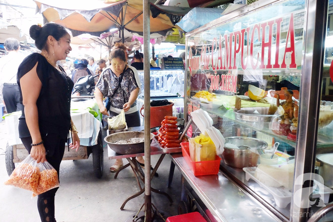 Sài Gòn ngày nắng cháy da, cô Ick Bư và sạp hàng khô bé xíu xiu nổi danh nhất chợ Hồ Thị Kỷ - Ảnh 9.