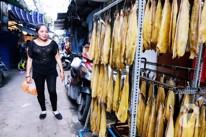 Sài Gòn ngày nắng cháy da, cô Ick Bư và sạp hàng khô bé xíu xiu nổi danh nhất chợ Hồ Thị Kỷ - Ảnh 10.