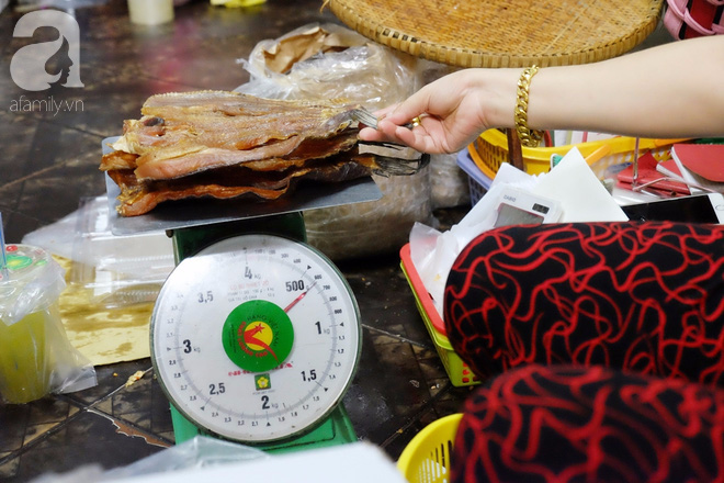 Sài Gòn ngày nắng cháy da, cô Ick Bư và sạp hàng khô bé xíu xiu nổi danh nhất chợ Hồ Thị Kỷ - Ảnh 13.