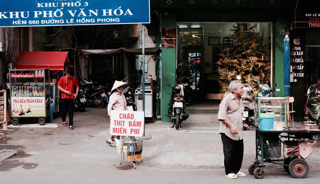 Chậu mồng tơi, bình trà đá kể về sự hào hiệp dễ thương giữa Sài Gòn phồn hoa - Ảnh 4.