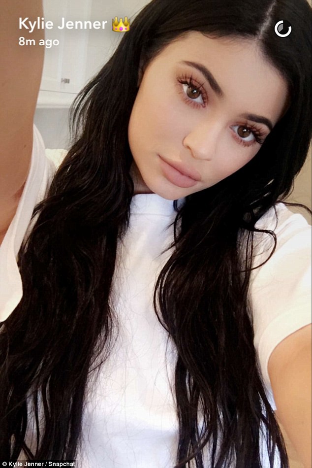 Cả showbiz Việt bây giờ toàn chạy theo phong cách trang điểm mắt đậm môi tều giống Kylie Jenner - Ảnh 3.