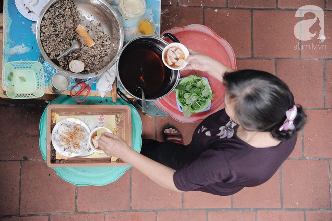 Hàng bánh cuốn già bằng cả đời người, 70 năm tuổi trên phố Thụy Khuê, từ thời bao cấp vẫn giữ giá 10 nghìn/đĩa đầy - Ảnh 13.