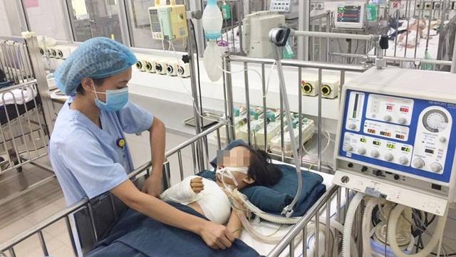Hà Nội: Cứu sống và phẫu thuật cứu cánh tay phải của bé gái 5 tuổi sau vụ TNGT - Ảnh 2.
