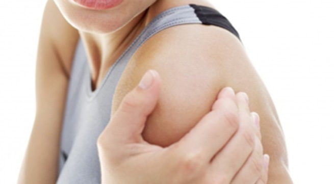 Những b&agrave;i tập giảm b&eacute;o vai lưng tốt nhất để tự tin diện v&aacute;y &aacute;o b&oacute; s&aacute;t đ&oacute;n Tết - Ảnh 1.