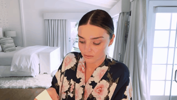 Cứ tưởng ngày cưới là trang điểm cầu kỳ lắm, nhưng hóa ra Miranda Kerr chỉ trang điểm nhẹ nhàng thế này thôi - Ảnh 4. Cứ tưởng ngày cưới là trang điểm cầu kỳ lắm, nhưng hóa ra Miranda Kerr chỉ trang điểm nhẹ nhàng thế này thôi - Ảnh 4.