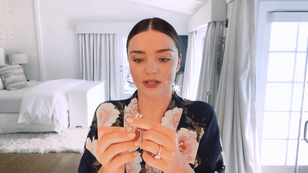 Cứ tưởng ngày cưới là trang điểm cầu kỳ lắm, nhưng hóa ra Miranda Kerr chỉ trang điểm nhẹ nhàng thế này thôi - Ảnh 14. Cứ tưởng ngày cưới là trang điểm cầu kỳ lắm, nhưng hóa ra Miranda Kerr chỉ trang điểm nhẹ nhàng thế này thôi - Ảnh 14.
