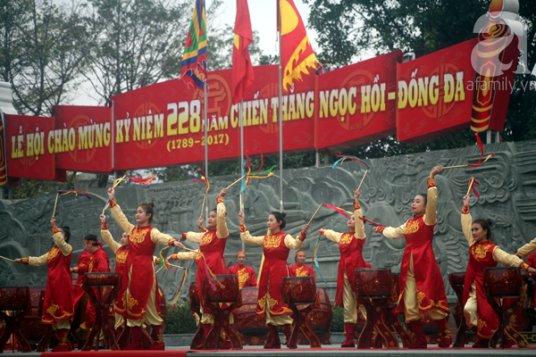 Mùng 5 Tết, người dân Thủ đô nô nức tham gia lễ hội gò Đống Đa - Ảnh 7. Mùng 5 Tết, người dân Thủ đô nô nức tham gia lễ hội gò Đống Đa - Ảnh 7.