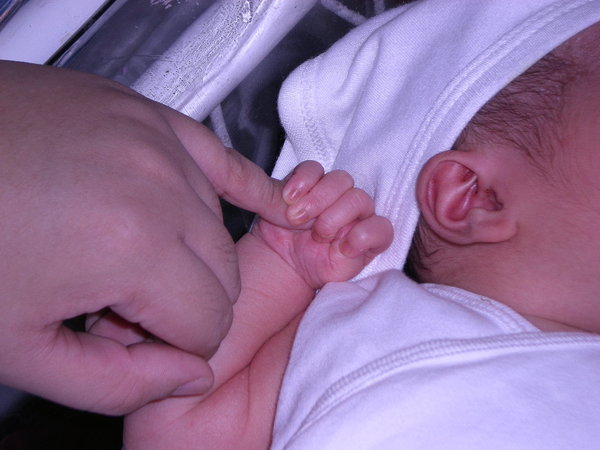 Nắm tay chặt của trẻ sơ sinh: Bạn đã từng cảm nhận được sự ấm áp, an toàn và yên bình khi nắm tay chặt của trẻ sơ sinh? Hãy xem ảnh và cảm nhận tình yêu sâu đậm giữa đôi tay bé nhỏ và tay cha mẹ trưởng thành.