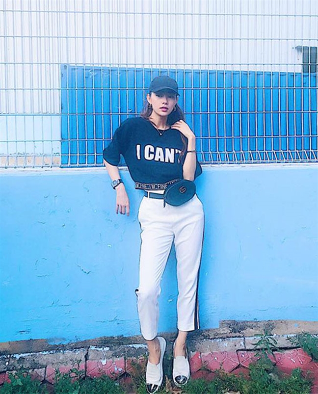 Chiếc túi nhỏ bé lại đang là món đồ đụng hàng lia lịa trong street style của phái đẹp Việt - Ảnh 14.