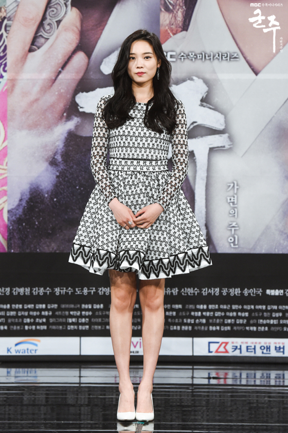 Trong phim đẹp như nữ thần nhưng ngoài đời, Kim So Hyun lại mất điểm khi ăn mặc lòe loẹt như thế này - Ảnh 12.