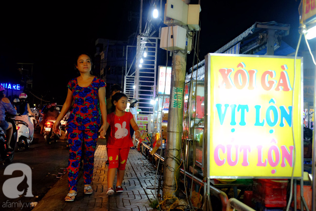 Ghé chợ hàng rong Sài Gòn nghe chuyện phố, nếm nhộn nhịp đô thành - Ảnh 8.