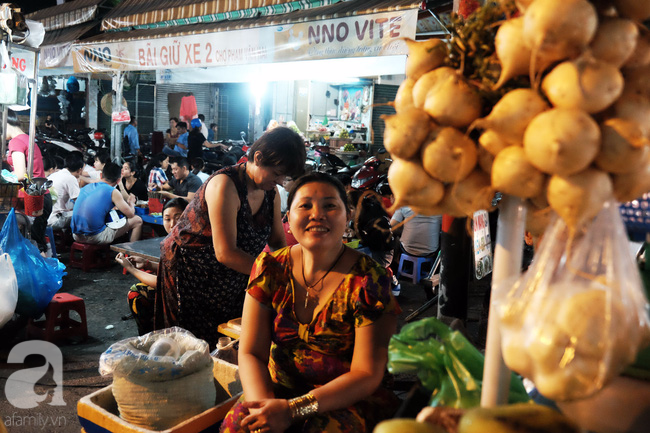 Ghé chợ hàng rong Sài Gòn nghe chuyện phố, nếm nhộn nhịp đô thành - Ảnh 1.
