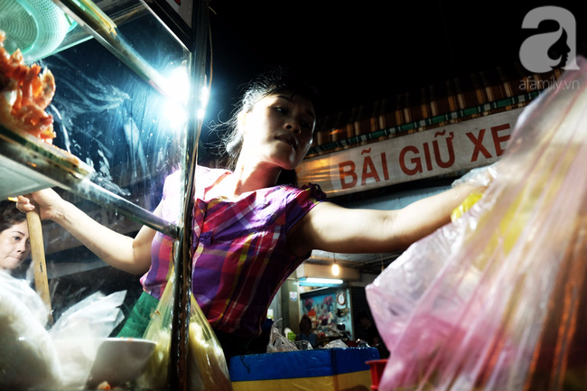 Ghé chợ hàng rong Sài Gòn nghe chuyện phố, nếm nhộn nhịp đô thành - Ảnh 3.