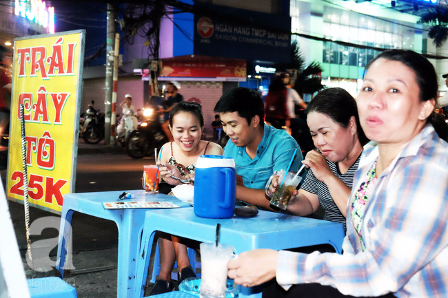 Ghé chợ hàng rong Sài Gòn nghe chuyện phố, nếm nhộn nhịp đô thành - Ảnh 14.
