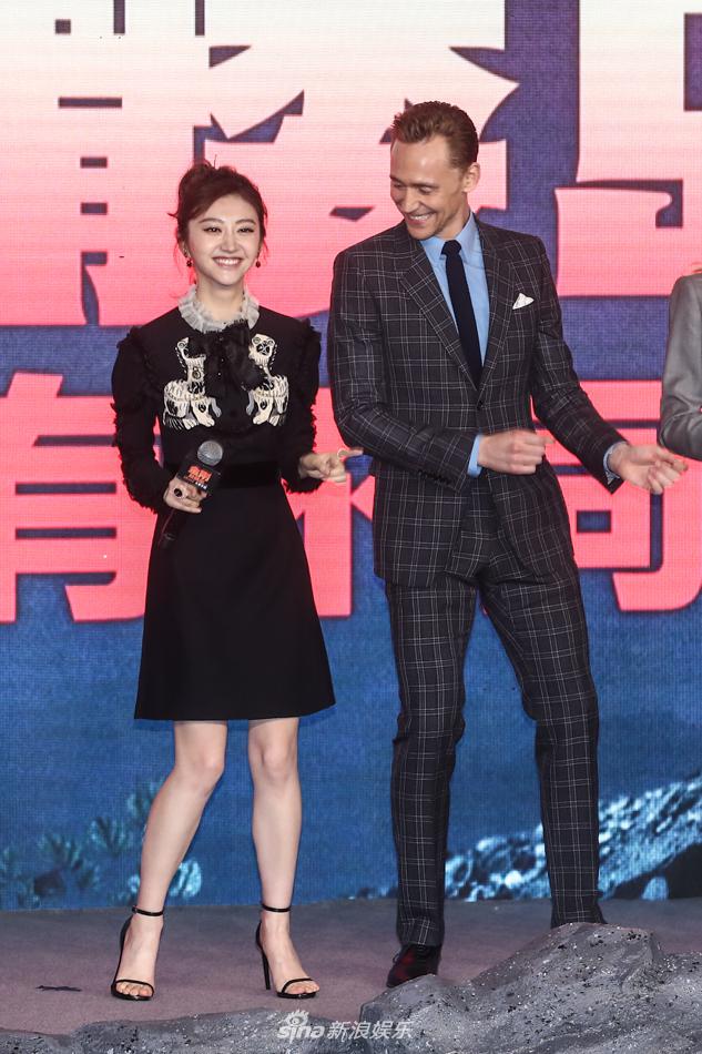 Bị chê dở thì đã sao, đệ nhất mỹ nữ Cảnh Điềm vẫn cười tít mắt vui đùa với Tom Hiddleston - Ảnh 6.