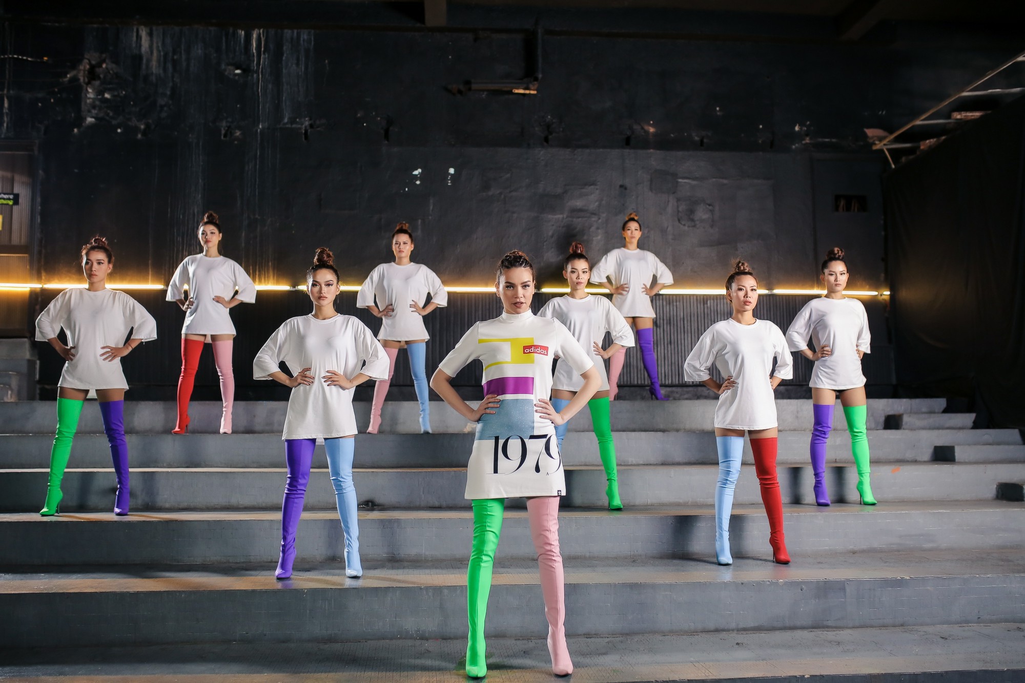 Lấn &aacute;t hết mọi loại kh&aacute;c, boots cao đến đầu gối trở th&agrave;nh m&oacute;n đồ được diện nhiều nhất trong m&ugrave;a đ&ocirc;ng năm nay - Ảnh 20.