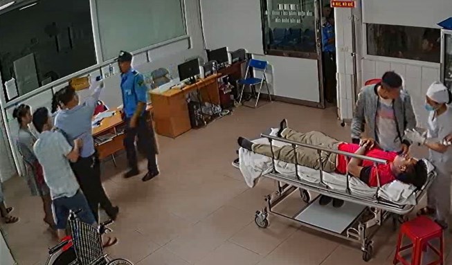 Giám đốc tát nữ bác sĩ ở Nghệ An: 2 bảo vệ mất việc  - Ảnh 1.