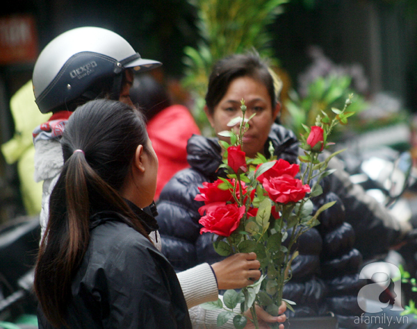 Người Hà Nội náo nức đi chợ hoa cổ nhất Hà Thành để mua sắm và chơi Tết - Ảnh 16.
