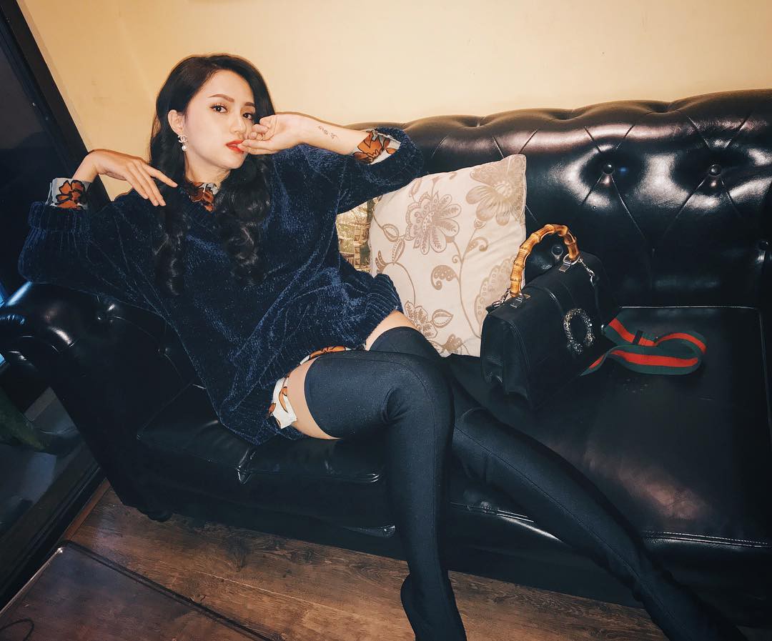 Lấn &aacute;t hết mọi loại kh&aacute;c, boots cao đến đầu gối trở th&agrave;nh m&oacute;n đồ được diện nhiều nhất trong m&ugrave;a đ&ocirc;ng năm nay - Ảnh 9.