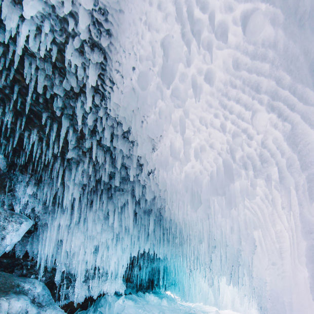 Vẻ đẹp huyền ảo như cổ tích của hồ băng kỳ lạ nhất thế giới - Ảnh 14.