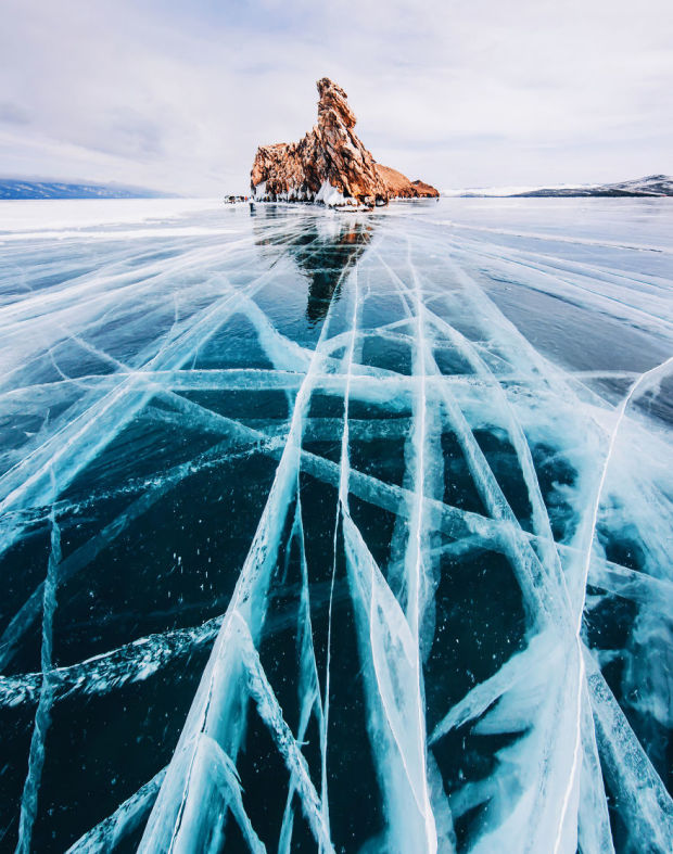 Vẻ đẹp huyền ảo như cổ tích của hồ băng kỳ lạ nhất thế giới - Ảnh 10.