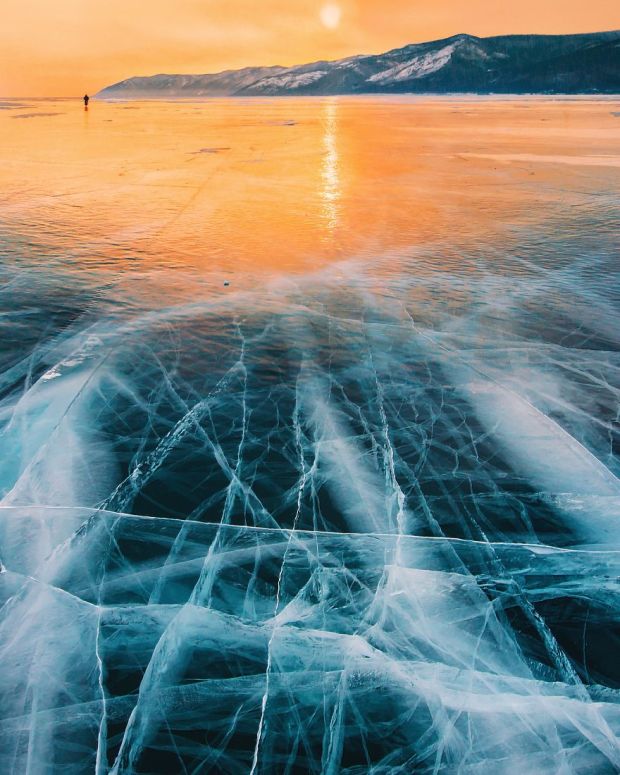 Vẻ đẹp huyền ảo như cổ tích của hồ băng kỳ lạ nhất thế giới - Ảnh 3.
