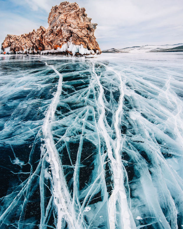 Vẻ đẹp huyền ảo như cổ tích của hồ băng kỳ lạ nhất thế giới - Ảnh 2.